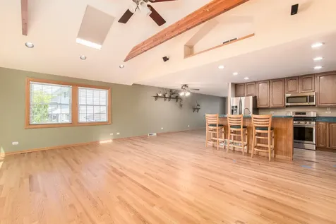 255 Leahy Circle S Des Plaines IL 60016