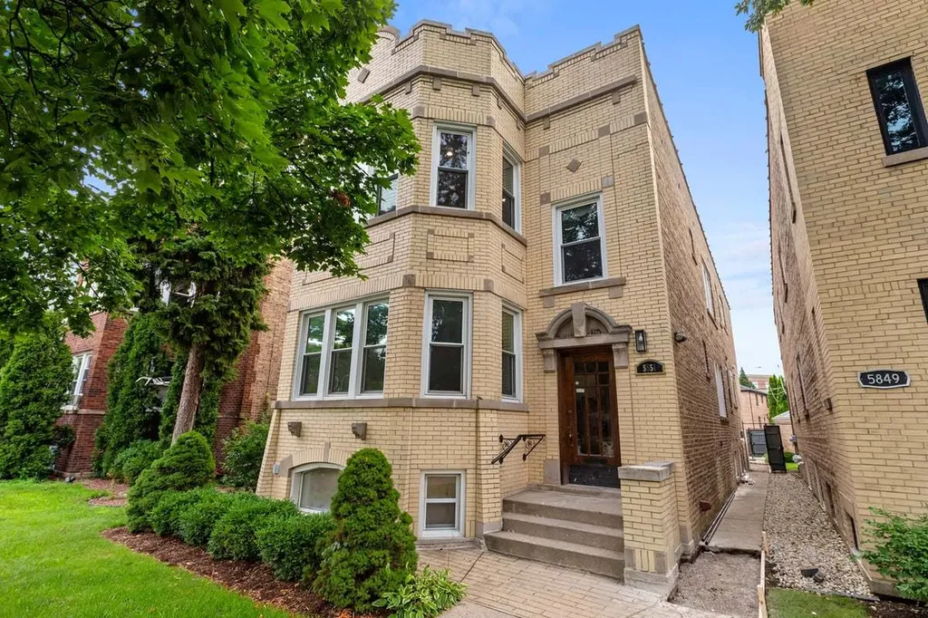 5851 North Virginia Avenue Chicago IL 60659