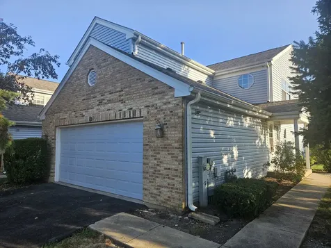 10 King Drive Streamwood IL 60107