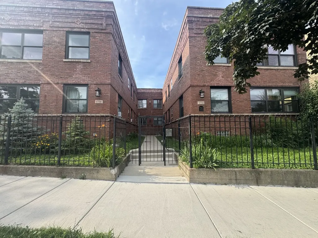 1734 West Estes Avenue Chicago IL 60626