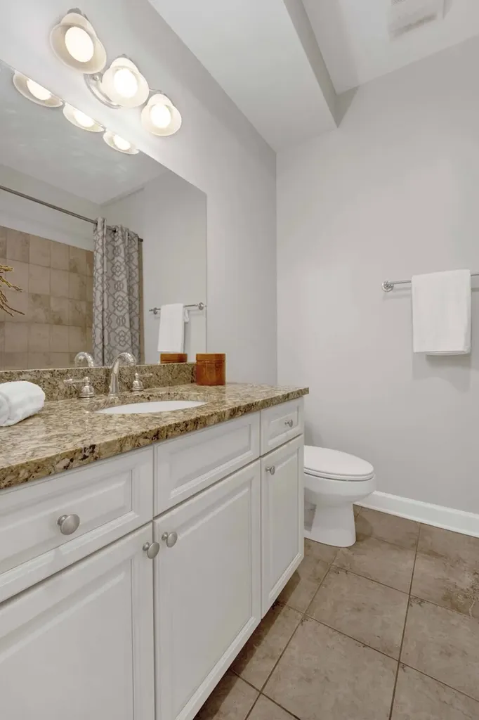 1457 West Thome Avenue Chicago IL 60660