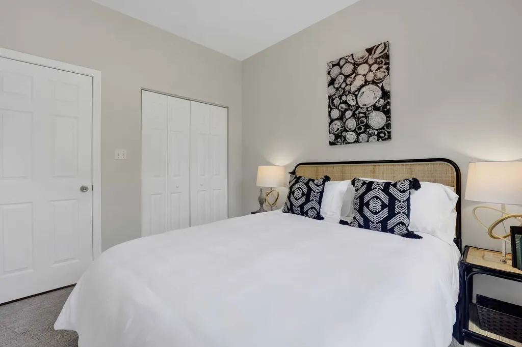 1457 West Thome Avenue Chicago IL 60660