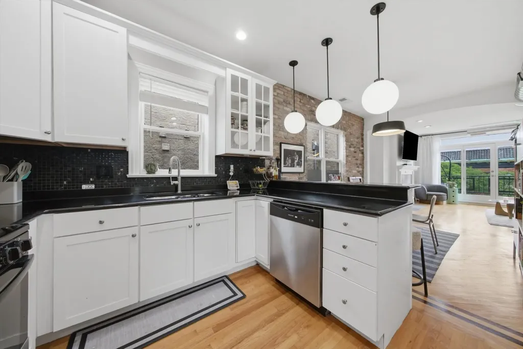5302 North Winthrop Avenue Chicago IL 60640