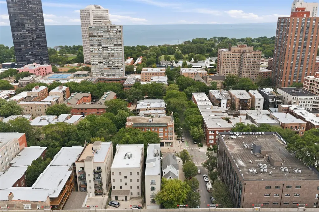 5302 North Winthrop Avenue Chicago IL 60640