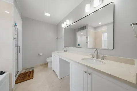 5302 North Winthrop Avenue Chicago IL 60640