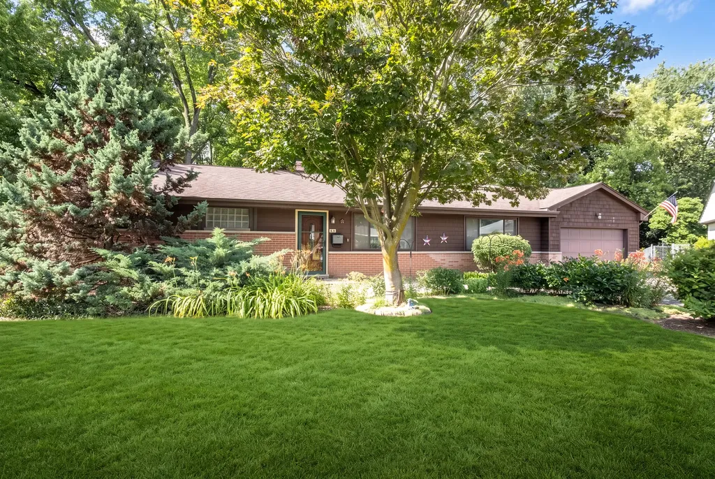10 Hollycourt Terrace Lake Zurich IL 60047