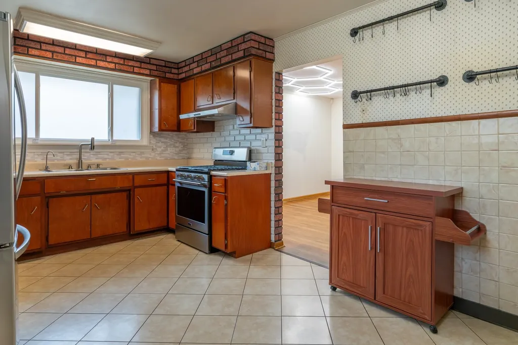 425 South Clarendon Avenue Addison IL 60101