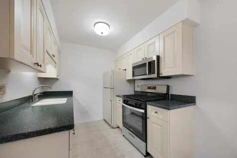 784 Leicester Road Elk Grove Village IL 60007