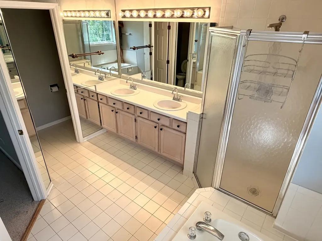 166 Avalon Court Roselle IL 60172