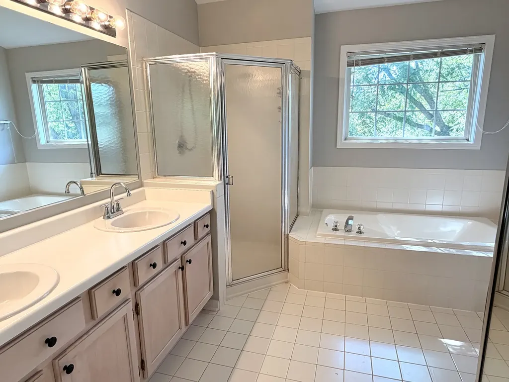 166 Avalon Court Roselle IL 60172