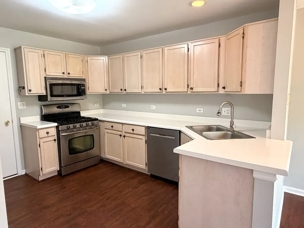 166 Avalon Court Roselle IL 60172