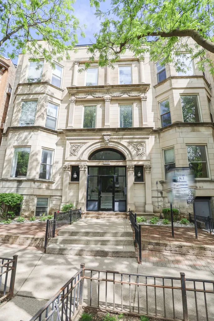 652 West Roscoe Street Chicago IL 60657