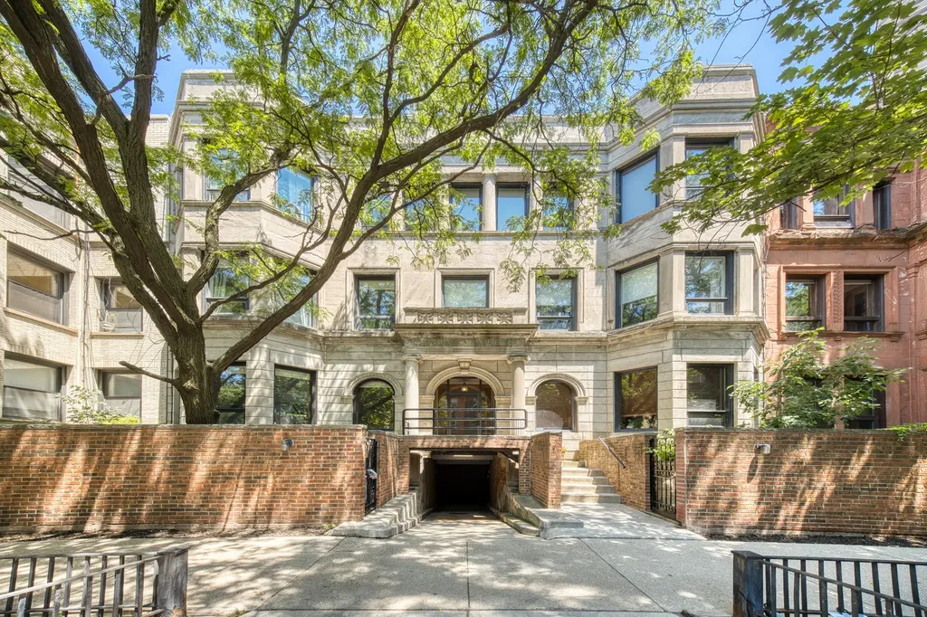 3717 North Pine Grove Avenue Chicago IL 60613