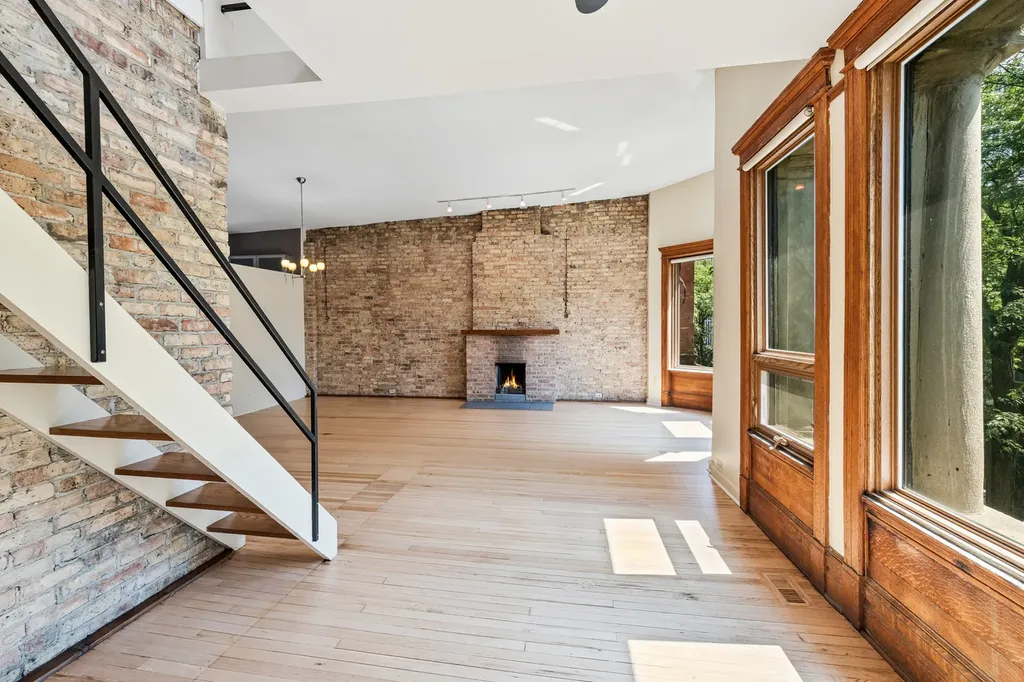 3717 North Pine Grove Avenue Chicago IL 60613