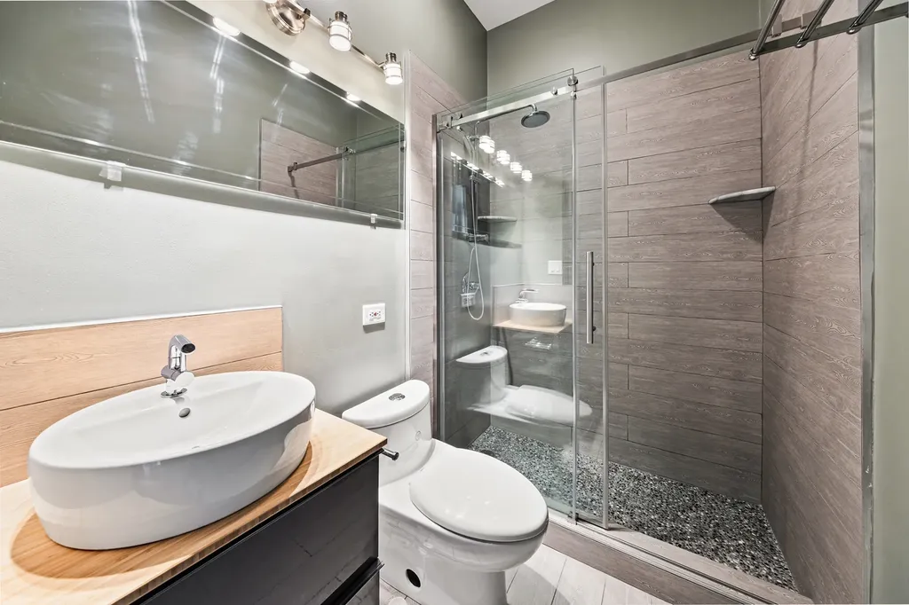 3717 North Pine Grove Avenue Chicago IL 60613