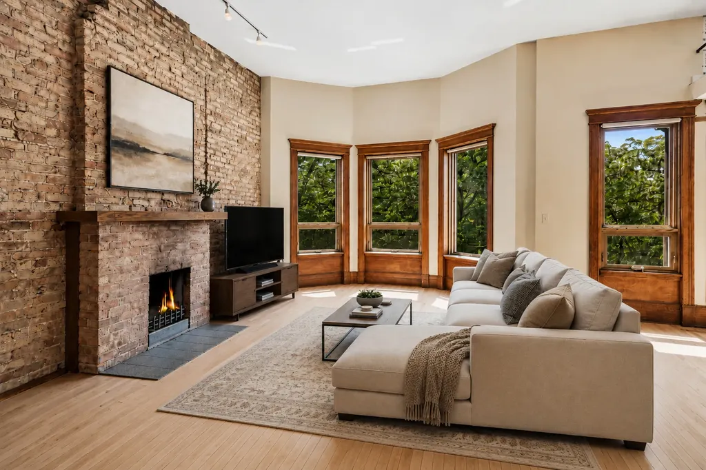 3717 North Pine Grove Avenue Chicago IL 60613