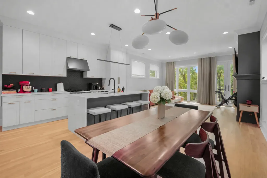 1516 West Diversey Avenue Chicago IL 60614