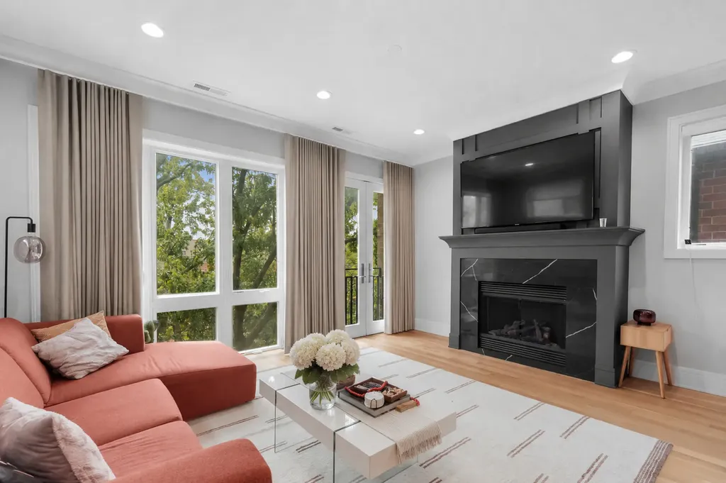 1516 West Diversey Avenue Chicago IL 60614