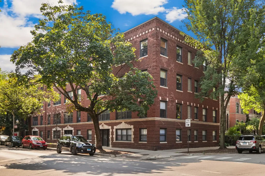1255 West Roscoe Street Chicago IL 60657
