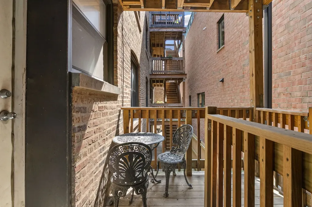 1255 West Roscoe Street Chicago IL 60657