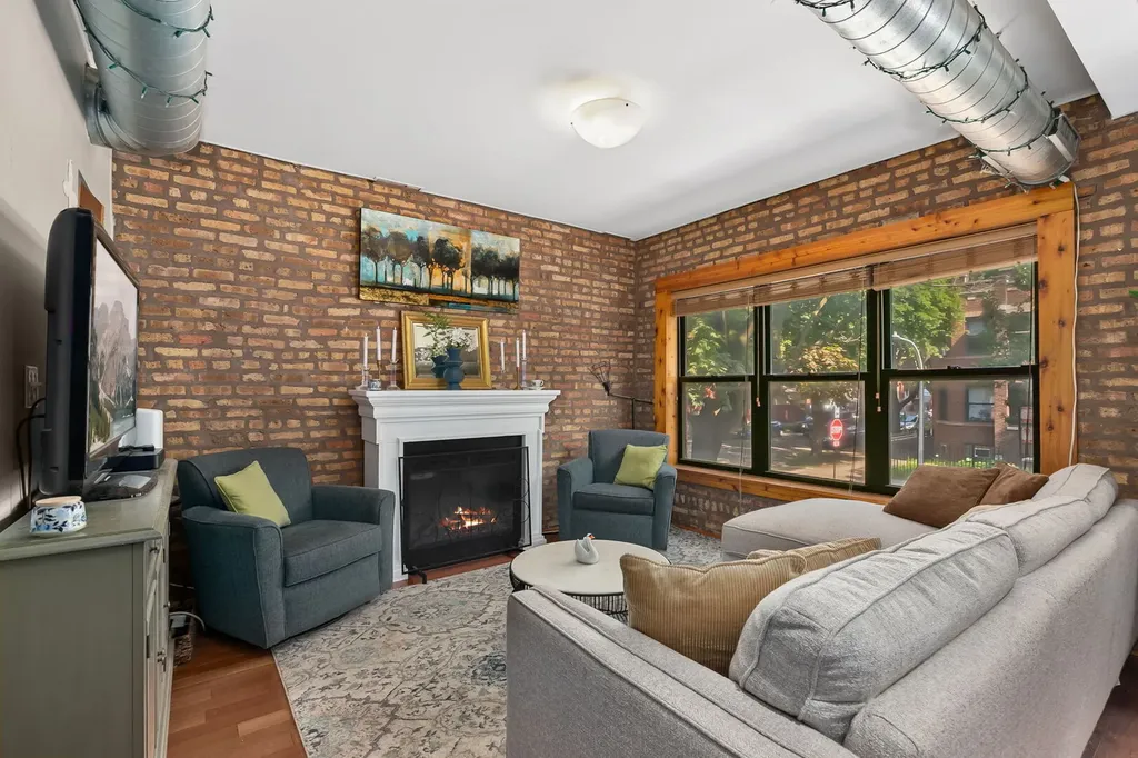 1255 West Roscoe Street Chicago IL 60657