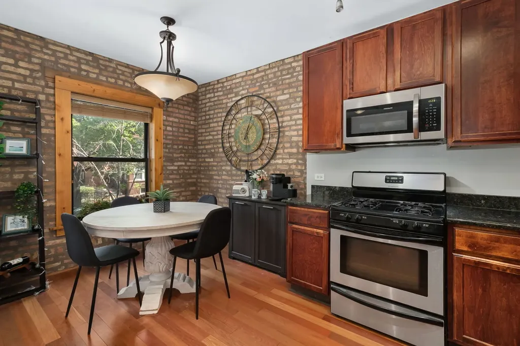 1255 West Roscoe Street Chicago IL 60657