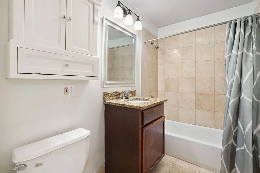 1255 West Roscoe Street Chicago IL 60657