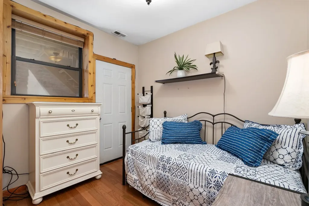 1255 West Roscoe Street Chicago IL 60657