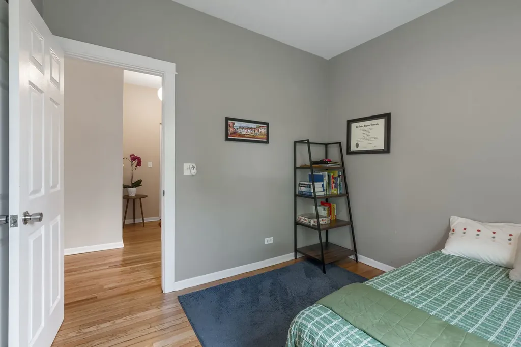 2458 West Eastwood Avenue Chicago IL 60625