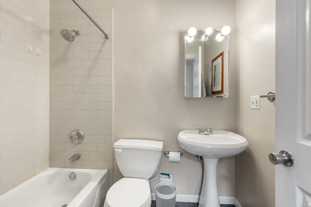 2458 West Eastwood Avenue Chicago IL 60625