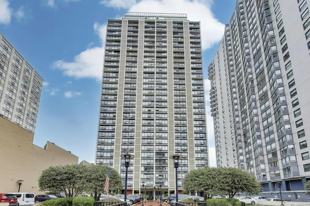 5733 North Sheridan Road Chicago IL 60660