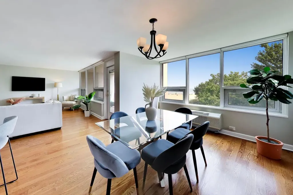 5733 North Sheridan Road Chicago IL 60660