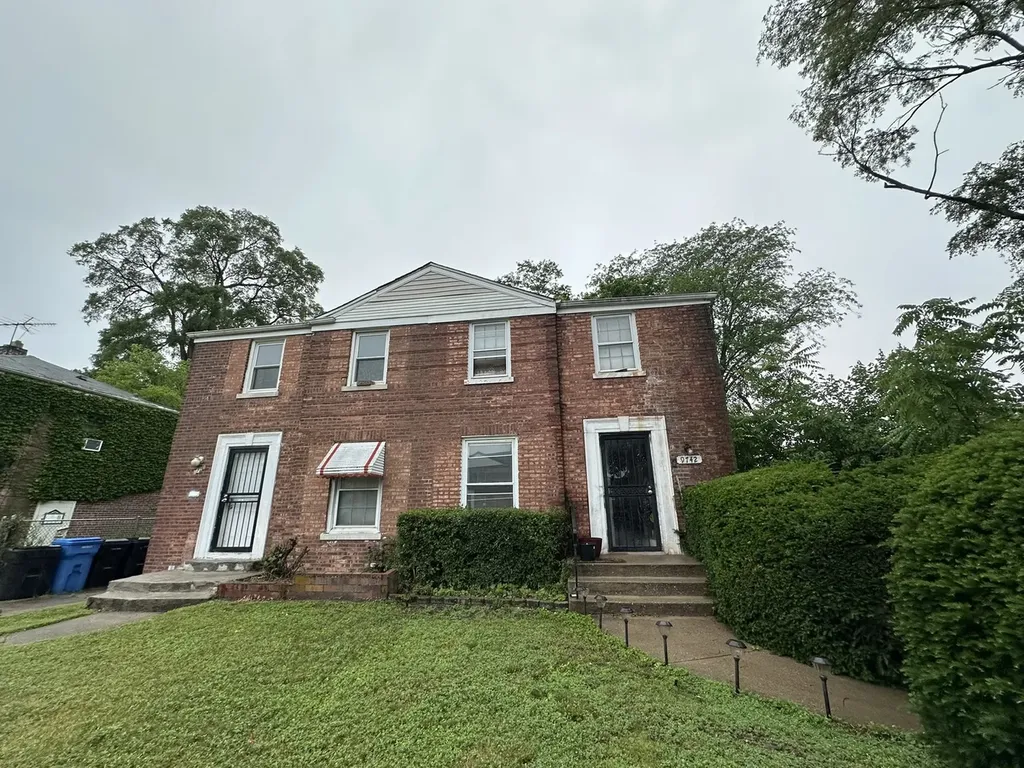 9742 South Hoxie Avenue Chicago IL 60617