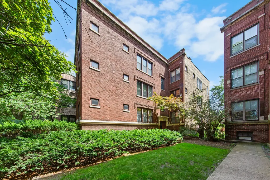 1449 West Rosemont Avenue Chicago IL 60660