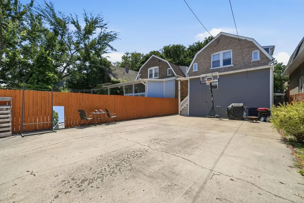 1235 North Harding Avenue Chicago IL 60651