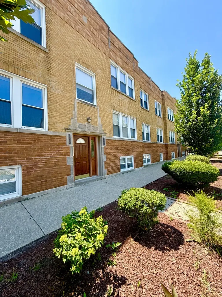 3049 West Grace Street Chicago IL 60618