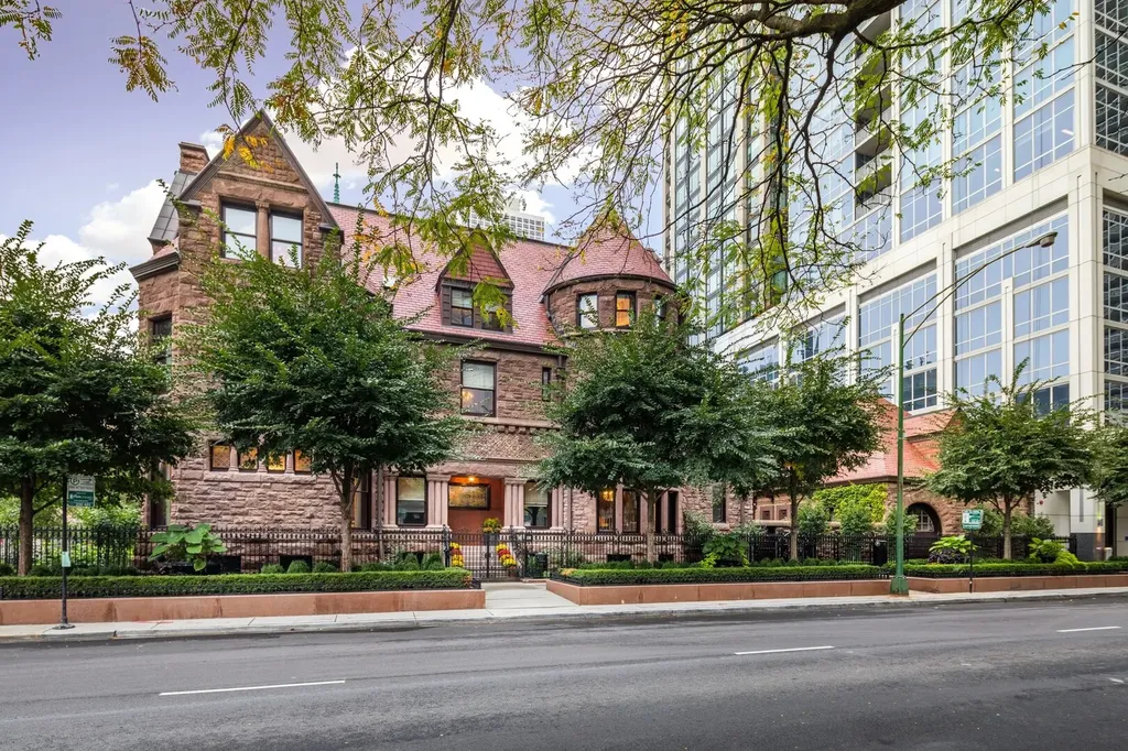 915 North Dearborn Street Chicago IL 60610