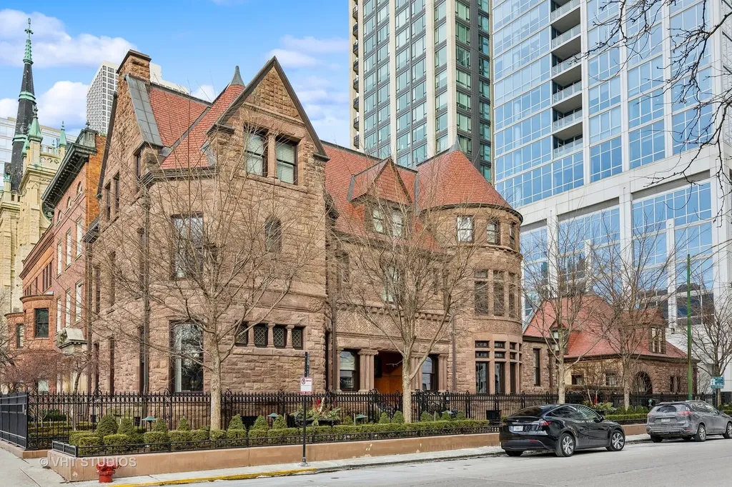 915 North Dearborn Street Chicago IL 60610