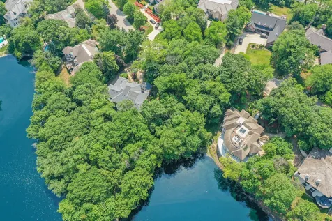 910 Saint Stephens Green Oak Brook IL 60523