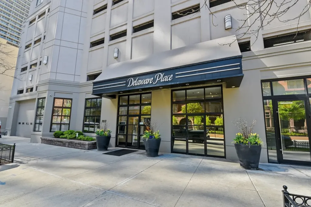 33 West Delaware Place Chicago IL 60610