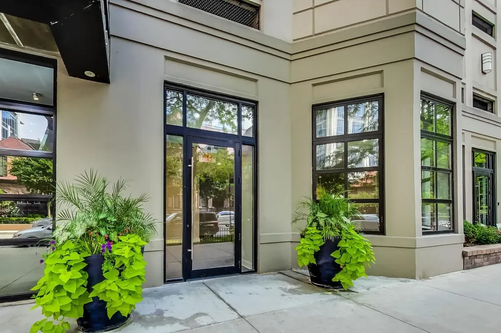 33 West Delaware Place Chicago IL 60610