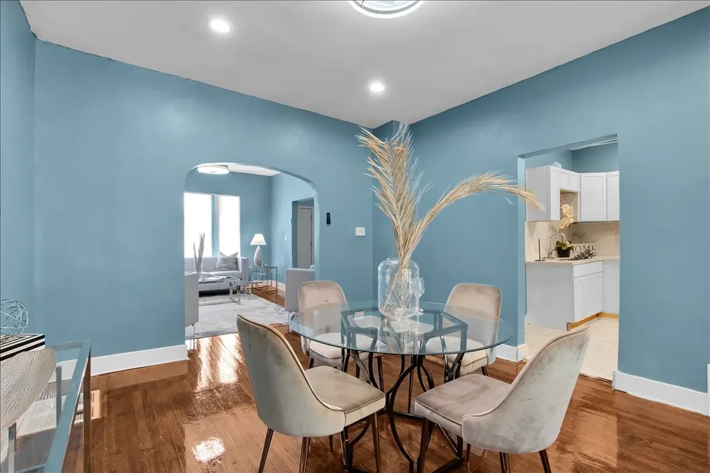 7829 South Escanaba Avenue Chicago IL 60649