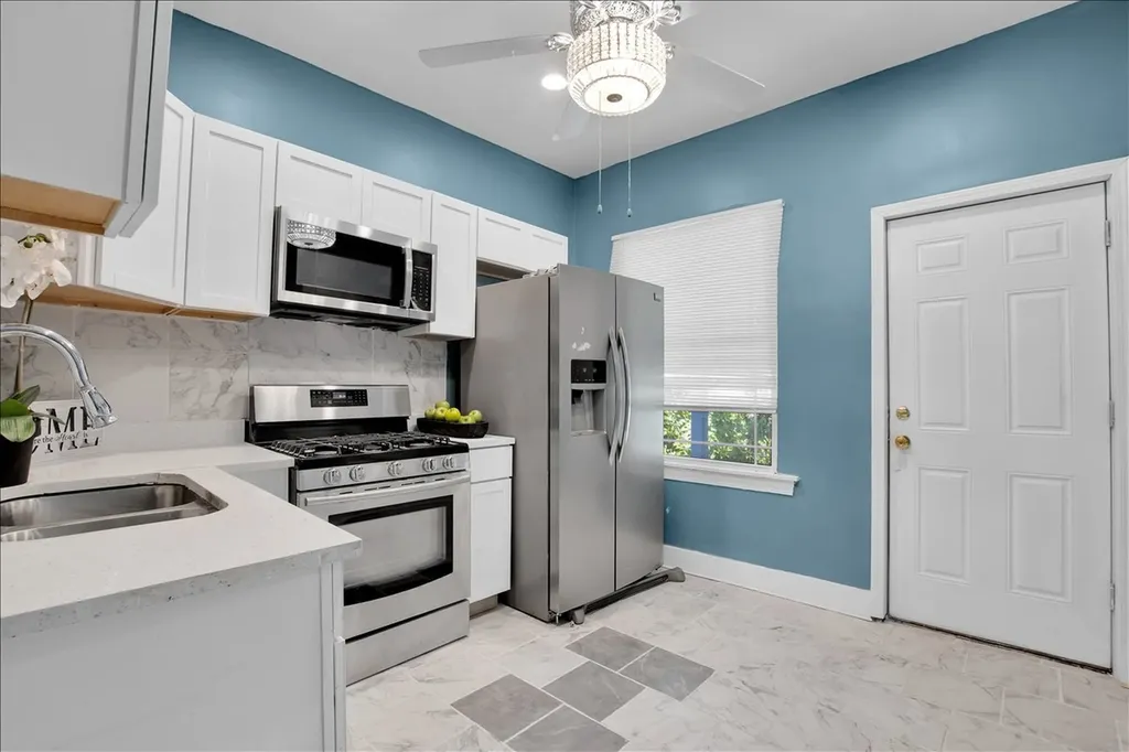 7829 South Escanaba Avenue Chicago IL 60649