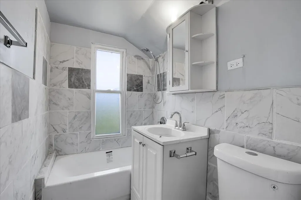 7829 South Escanaba Avenue Chicago IL 60649