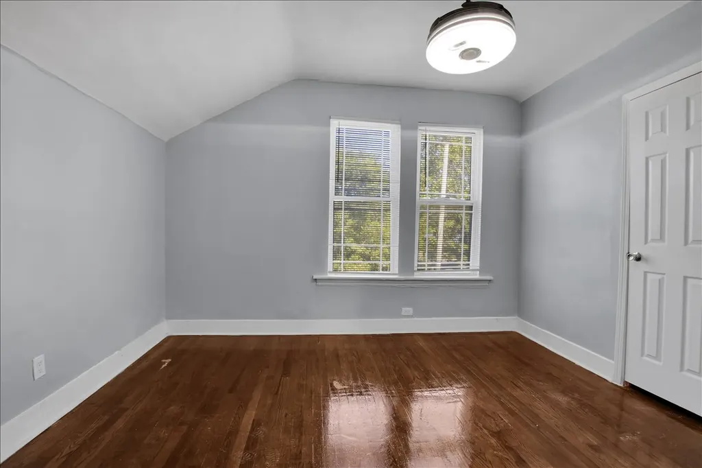 7829 South Escanaba Avenue Chicago IL 60649
