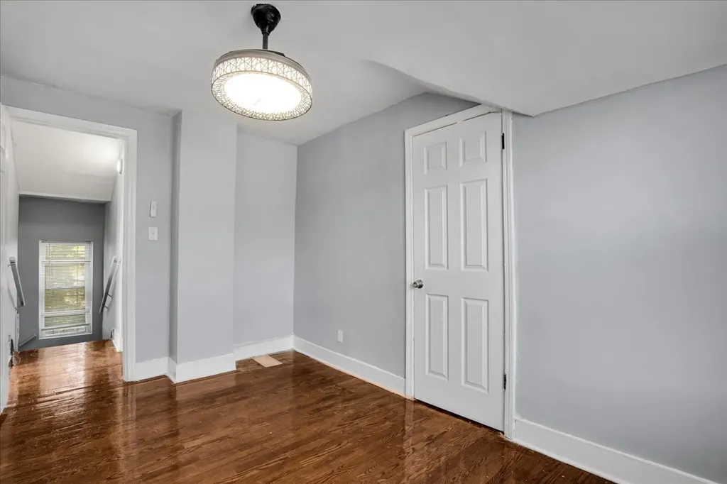 7829 South Escanaba Avenue Chicago IL 60649