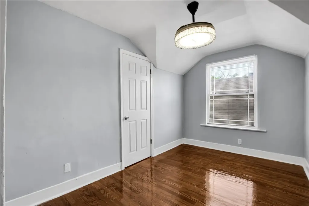7829 South Escanaba Avenue Chicago IL 60649