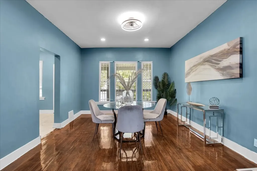 7829 South Escanaba Avenue Chicago IL 60649