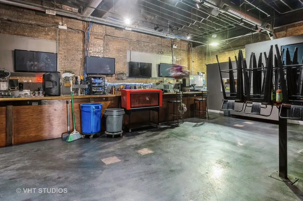 6122 North Clark Street Chicago IL 60660