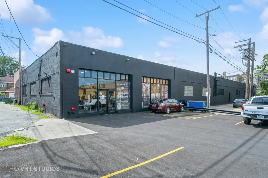 6122 North Clark Street Chicago IL 60660